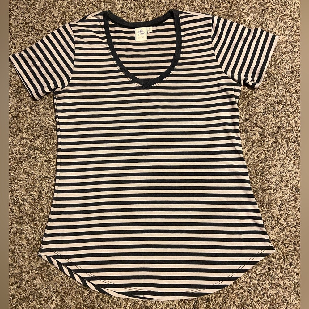 5/$25 | Buckle | White Crow | V-Neck T-Shirt